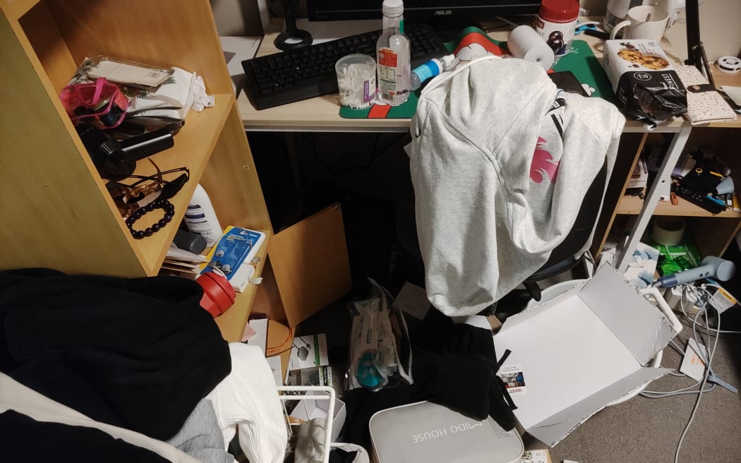 Sun's house has been burgled.