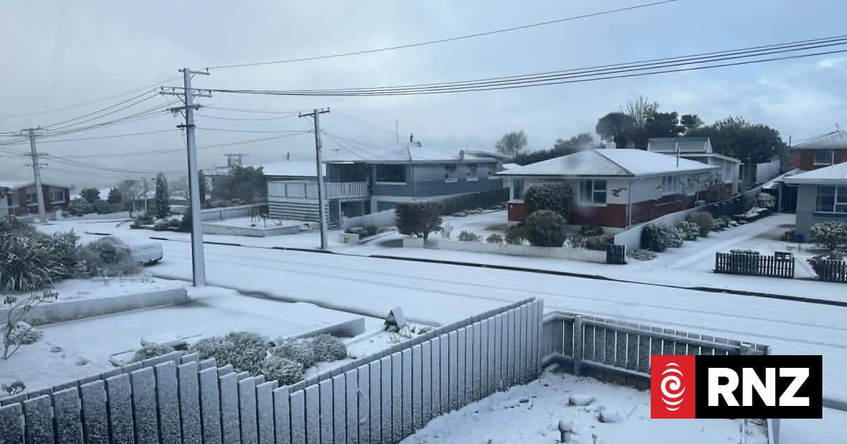 Live weather: Snow closes highways in South Island, hundreds lose power in Hawke's Bay gales