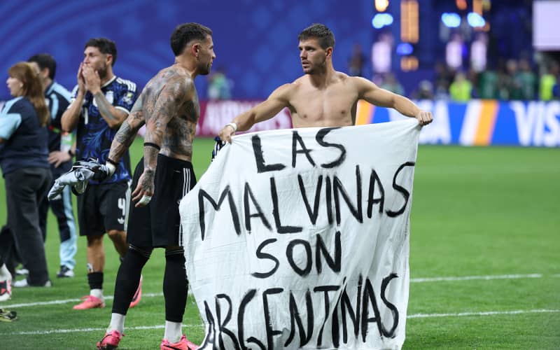 world-cup-argentina-players-add-insult-to-injury-by-posing-with