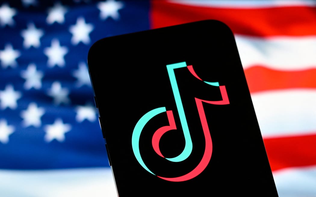 2025 年 1 月 16 日にポーランドのワルシャワで撮影されたこのイラスト写真では、モバイル デバイスに TikTok のロゴが表示されています。 (写真提供: Jaap Arriens/NurPhoto) (写真提供: Jaap Arriens / NurPhoto / NurPhoto via AFP)