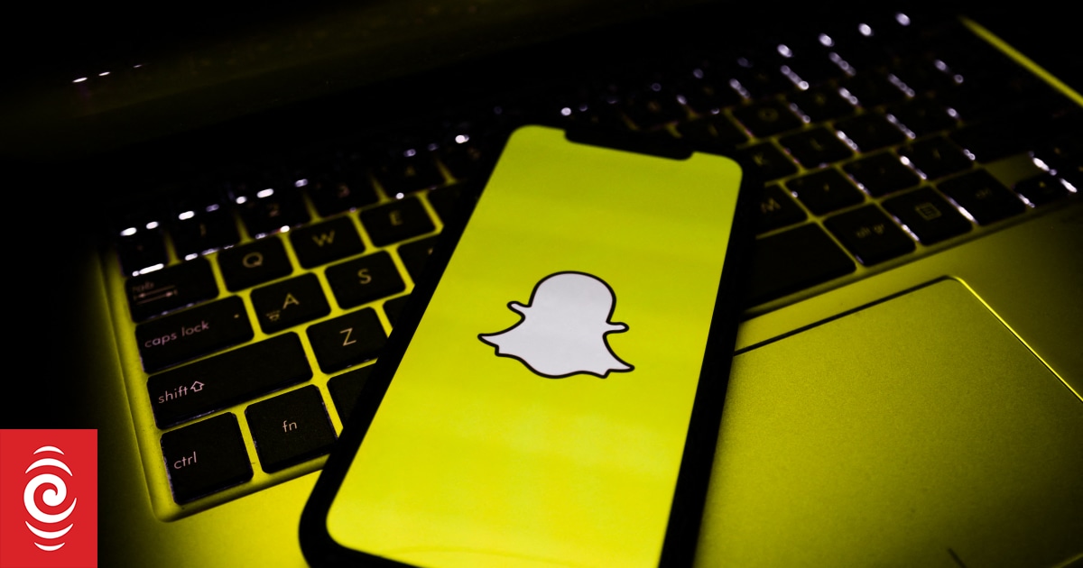 School social worker shared sexual fantasies, intimate photos with student