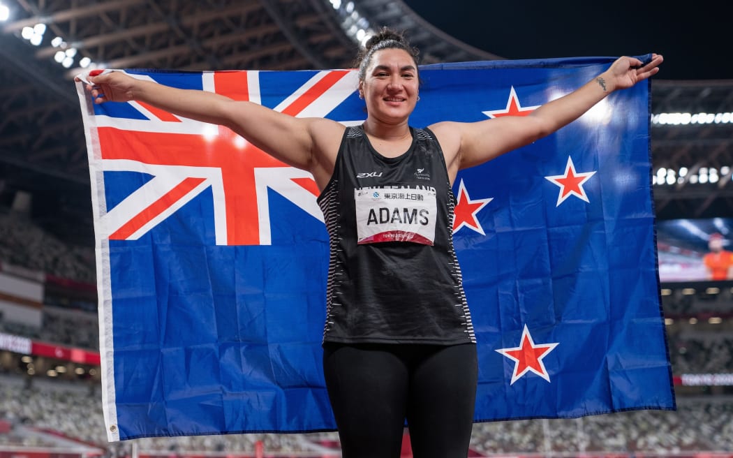 Lisa Adams NZL poses with her national flag after winning the Gold Medal in the Womenâs Athletics Shot Put F37 Final in the Olympic Stadium. Tokyo 2020 Paralympic Games, Tokyo, Japan, Saturday 28 August 2021.