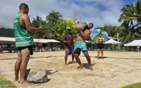 Rock lifting during Emo Aito Māori