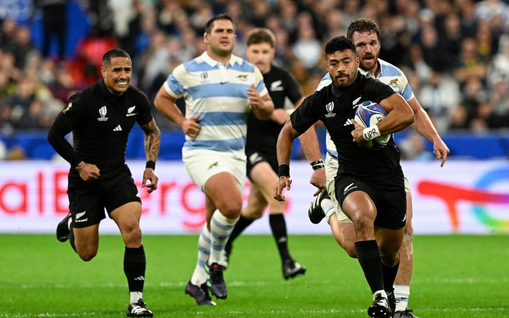 Richie Mo'unga in action during the Rugby World Cup  2023 semi final between the All Blacks and Argentina at Stade de France.