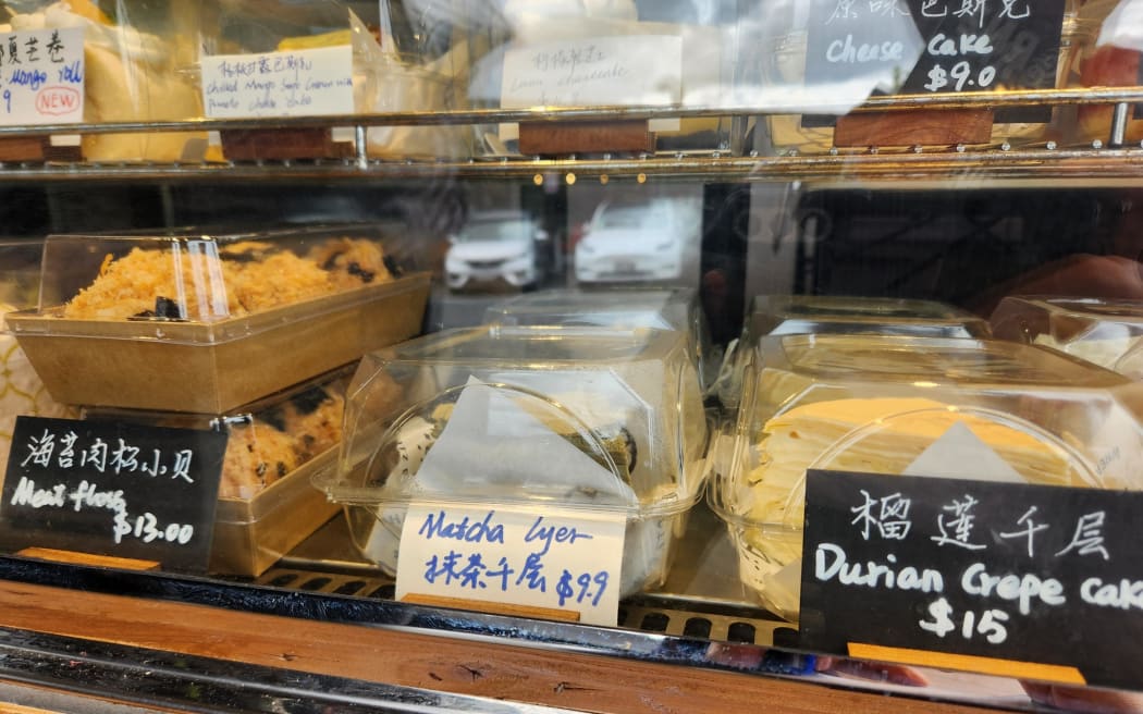 アルバニーにある Wheatz Bakery の店舗で提供される、アジア風風味の特製ケーキ。