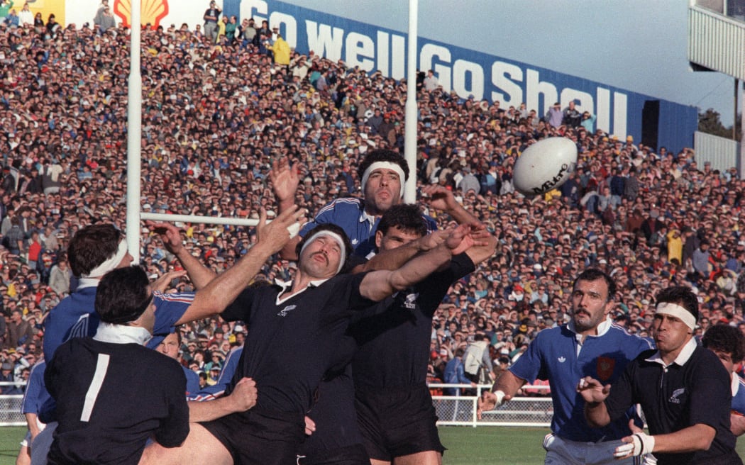 French Jean Condom (C) and New Zealand All Black's Alan Whetton fight for the ball, 20 June 1987 at Eden Park in Auckland during the Rugby World Cup final between France and New Zealand. (Photo by GEORGES GOBET / AFP)
