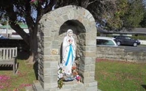 A statue of the Blessed Virgin Mary has been stolen from the St Joseph's Church in Helensville, just three weeks before Christmas.