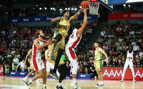 Jonah Bolden of the Breakers challenges Mason Peatling of the Hawks during the NBL, 2025.