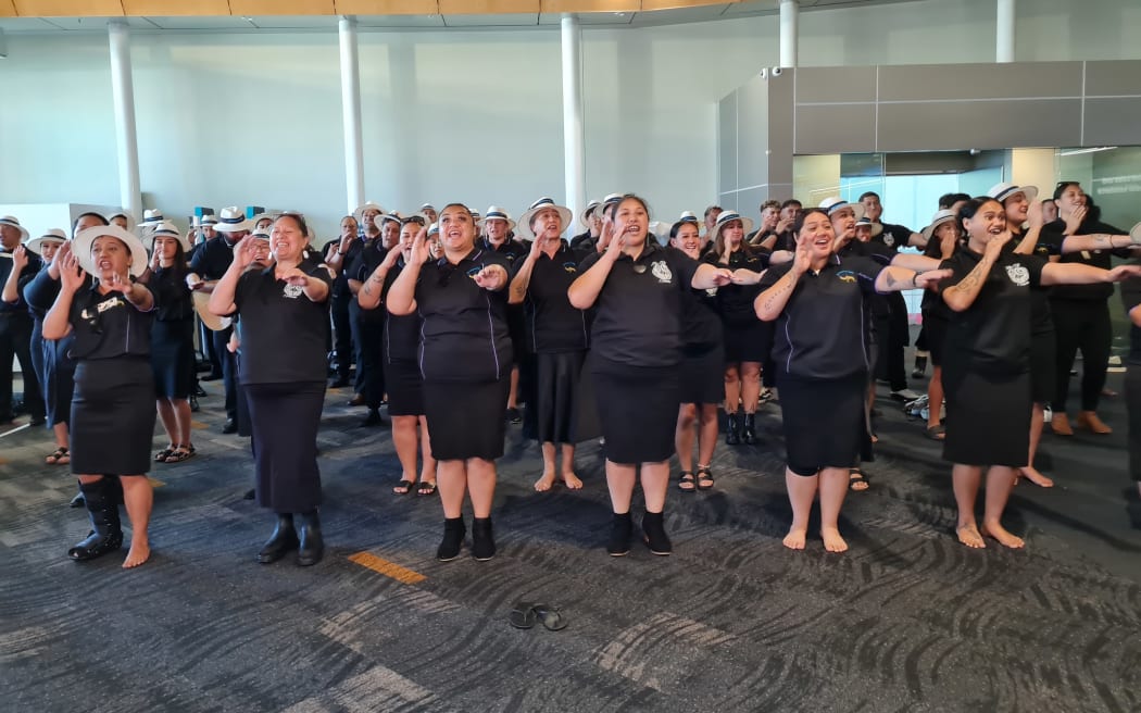 Air New Zealand has delivered a flight in te reo Māori for the first time as kapa haka stars flew to Tamaki Makarau for Te Matatini.