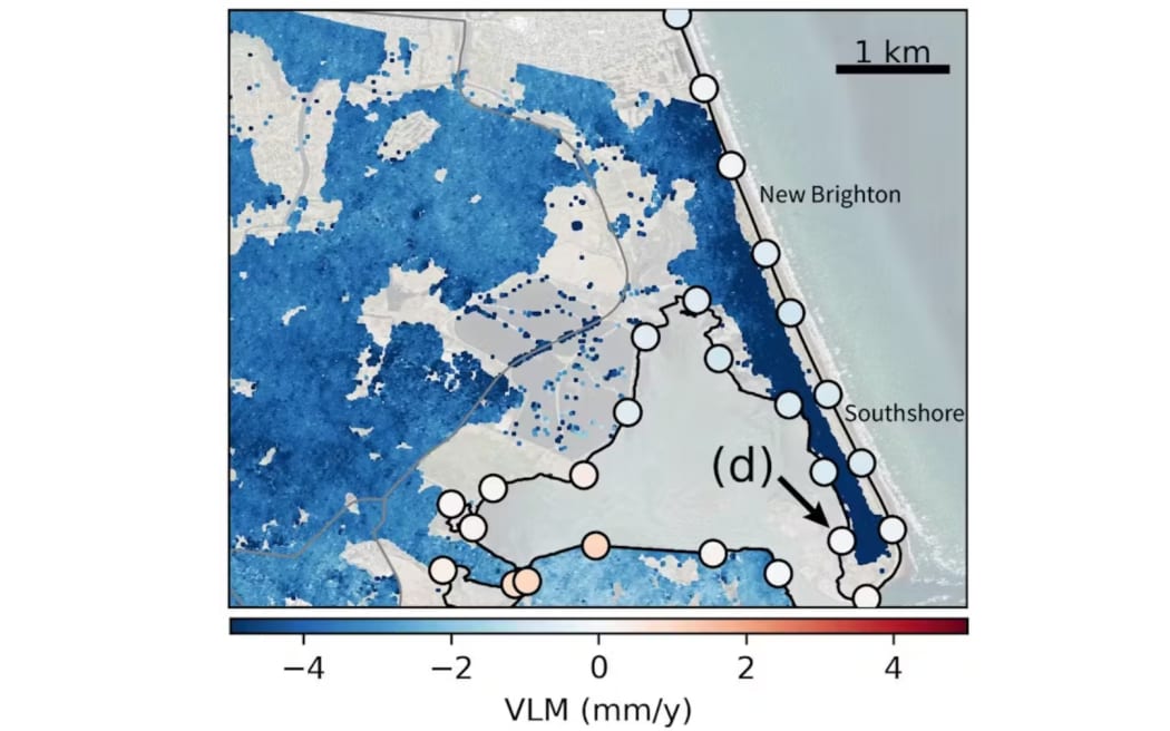 This map shows vertical land movement (VLM) in Christchurch, highlighting areas that are sinking. The circles around the coastline show NZSeaRise estimates (2003-2011) and continous blue shading highlights new results (2018-2021).