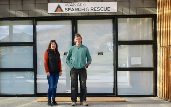 Wānaka Search and Rescue chair Raewyn Calhaem (L) and alpine cliff rescue team leader Davie Robinson.