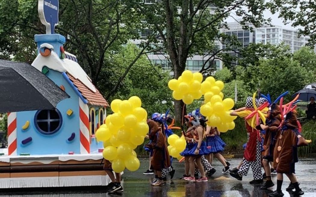 Auckland Santa parade goes ahead despite rain