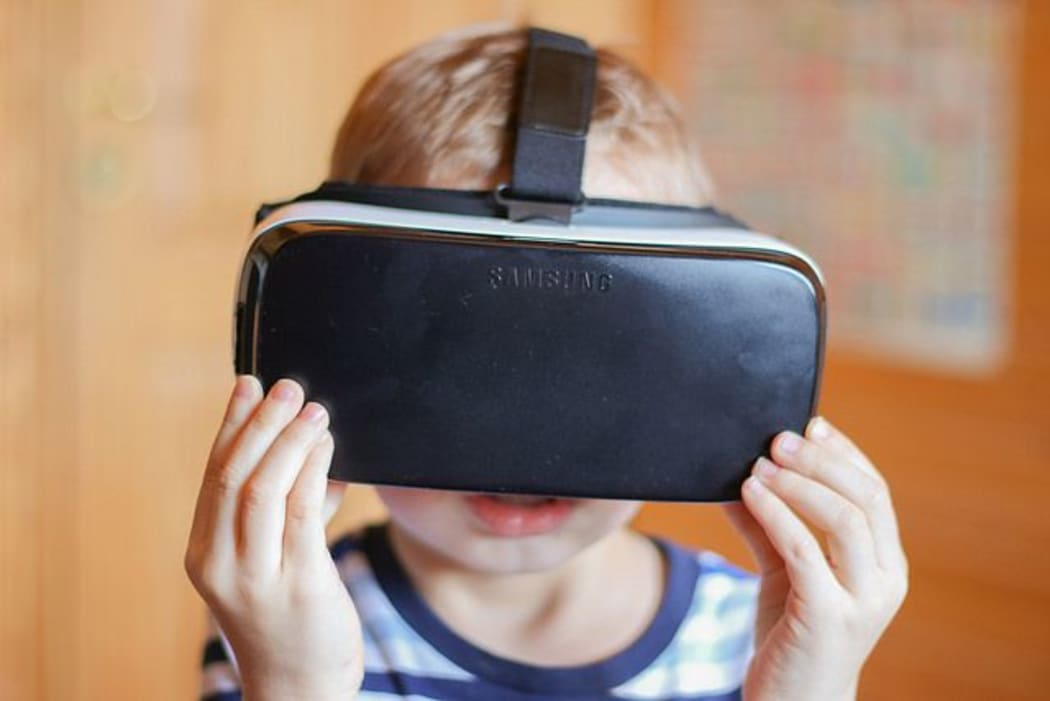 Samsung Gear VR virtual reality headset (feat. Samsung Galaxy S6 edge+)