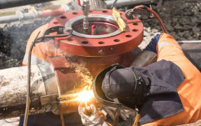 Workers repair the ruptured pipepline.