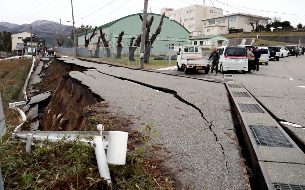 إخلاء الناس بعد وقوع زلزال في واجيما بمحافظة إيشيكاوا في 1 يناير 2024.