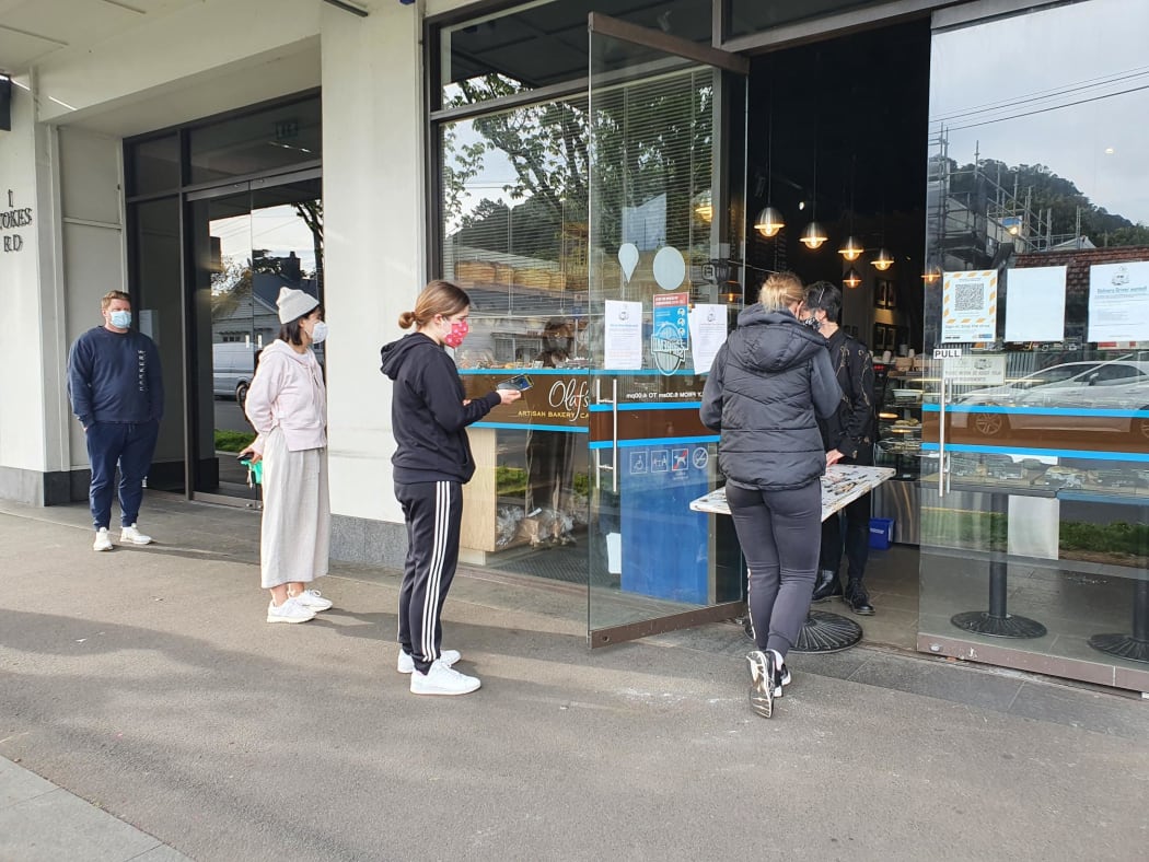 Customers queiung for takeaways at Olafs Cafe. Mt Eden, on Auckland's first day of level 3 after five weeks of lockdown.