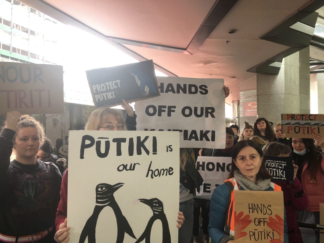 Protesters outside Auckland Council.
