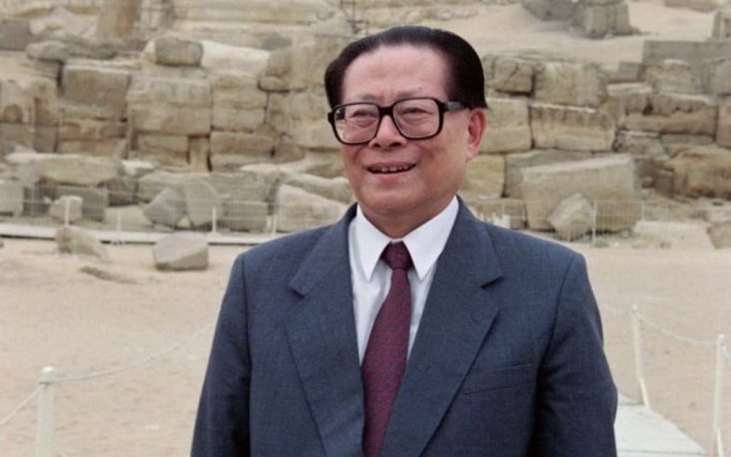 Chinese president Jiang Zemin smiles in front of the Sphynx at Giza, on May 14, 1996 on the second day of his four-day official visit to Egypt. (Photo by Amr NABIL / AFP)