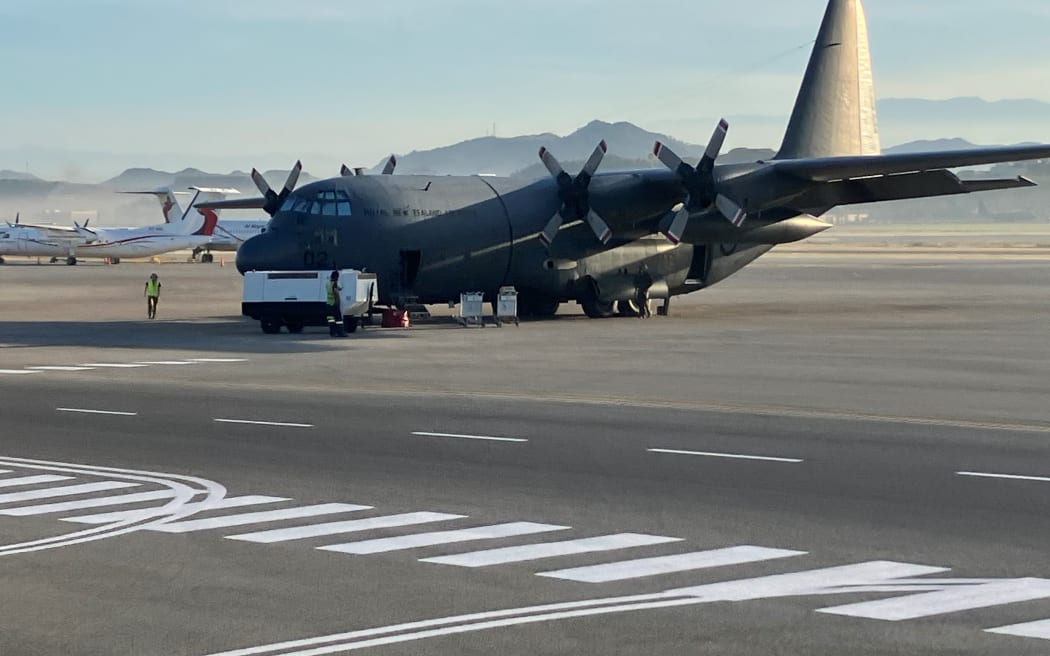 Samolot RNZAF C-130 Hercules przewożący pomoc humanitarną przybył do Bougainville w Papui Nowej Gwinei 11 sierpnia 2023 r. w następstwie trwającej aktywności wulkanicznej na pobliskiej górze Pagana.