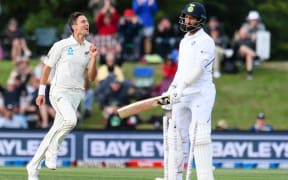 Trent Boult bowls at Cheteshwar Pujara
