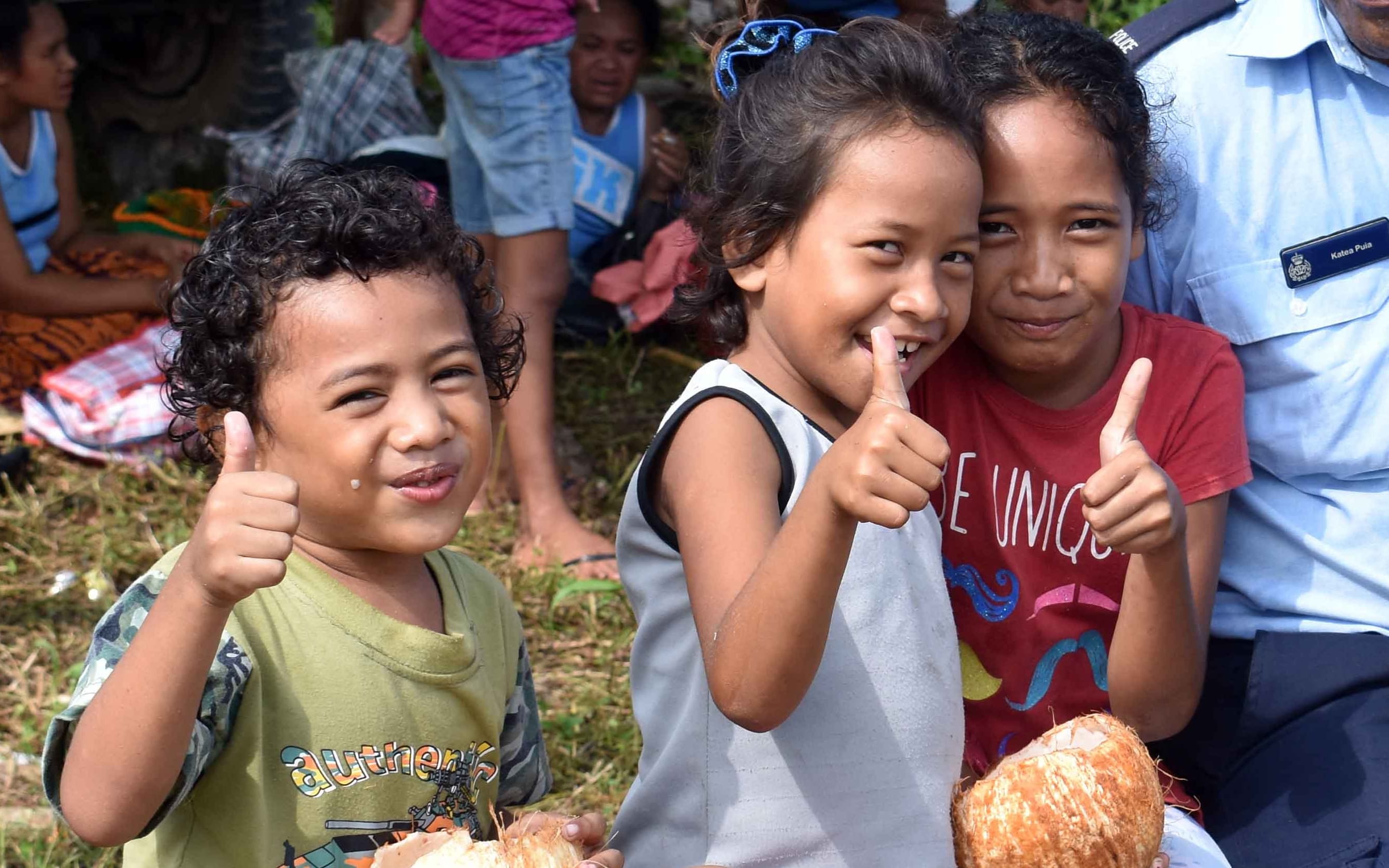 A Solomon Islands police officer with children in Rennel and Bollona province.