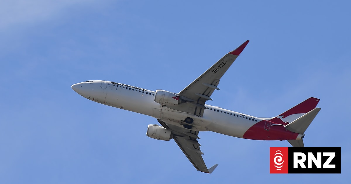 Former Qantas pilot says mayday alert 'unusual' on Auckland to Sydney ...