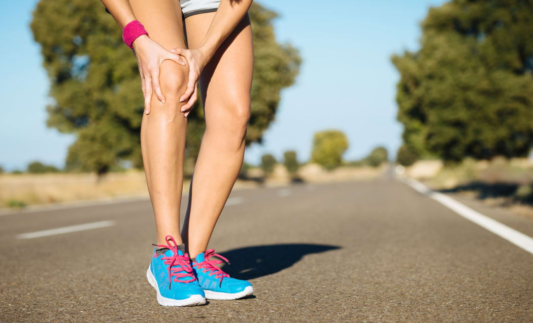Female runner knee injury and pain.