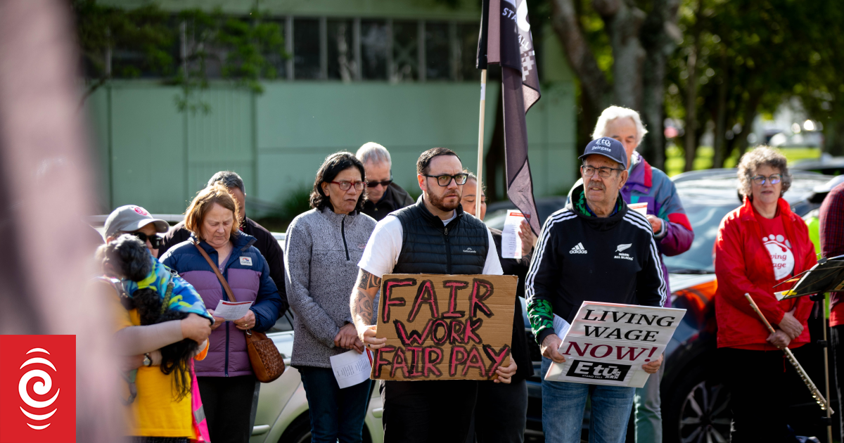 Hundreds protest to get Resene workers living wage