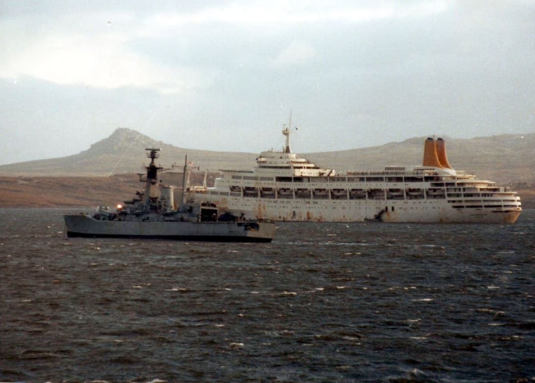 SS Canberra & HMS Andromeda Falklands 1982