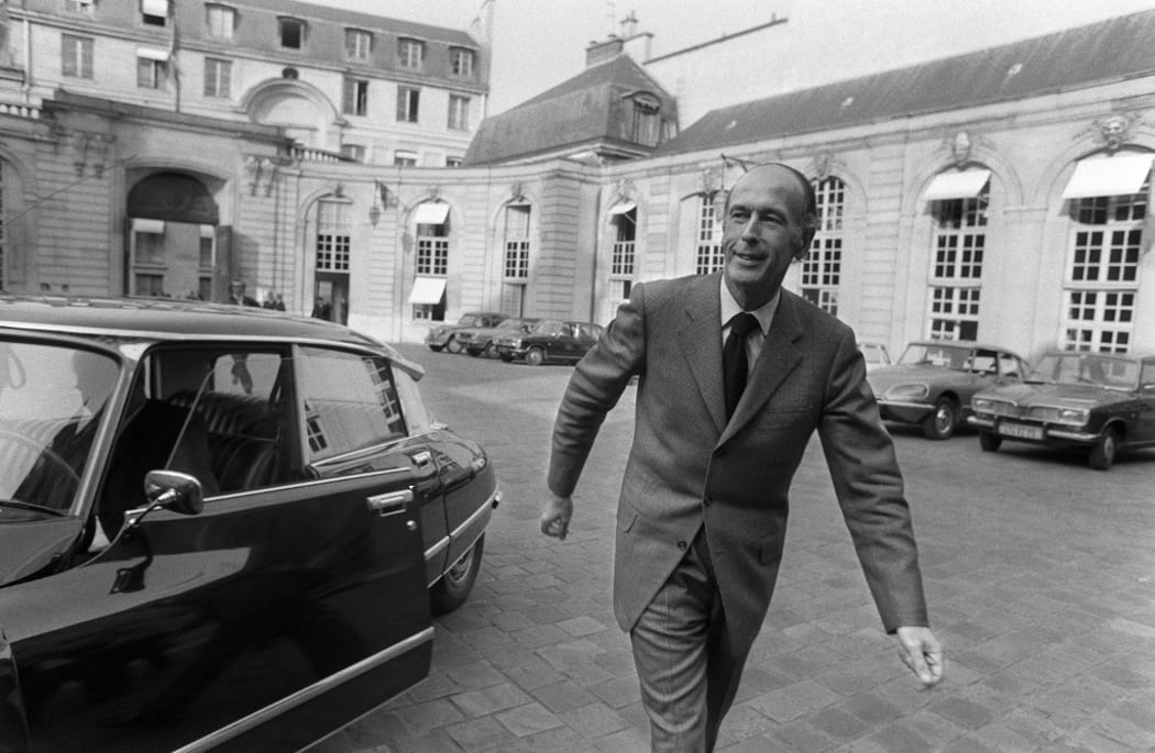 (FILES) This file photo taken on April 8, 1974 shows then presidential candidate Valery Giscard d'Estaing leaving the Hotel Matignon where he just announced his resignation as Finance Minister during the election campaign.