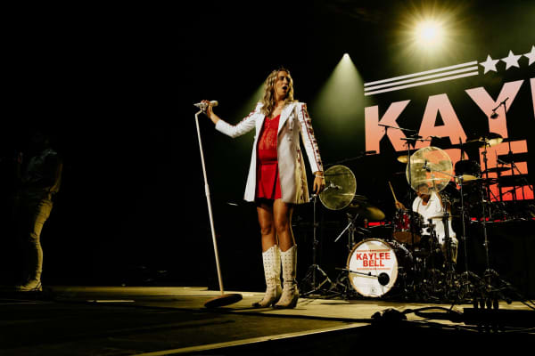 Kaylee Bell performs as the supporting act for Kane Brown while pregnant.