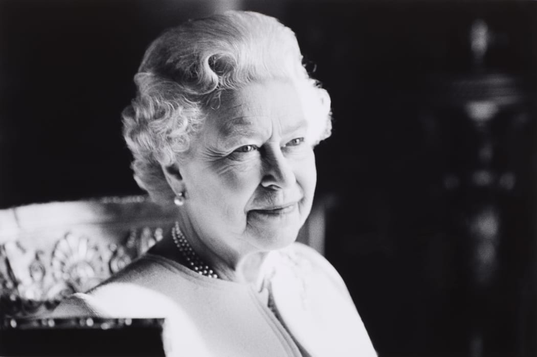 A black and white picture of the qeen.