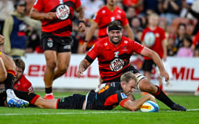 Xavier Roe of the Chiefs scores a try.