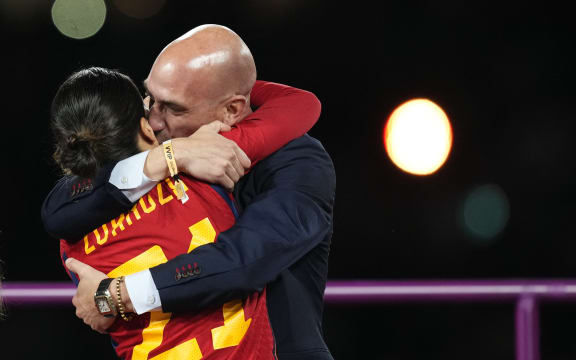 El presidente de la Federación Española, Luis Rubiales, besa a un jugador tras ganar el Mundial.