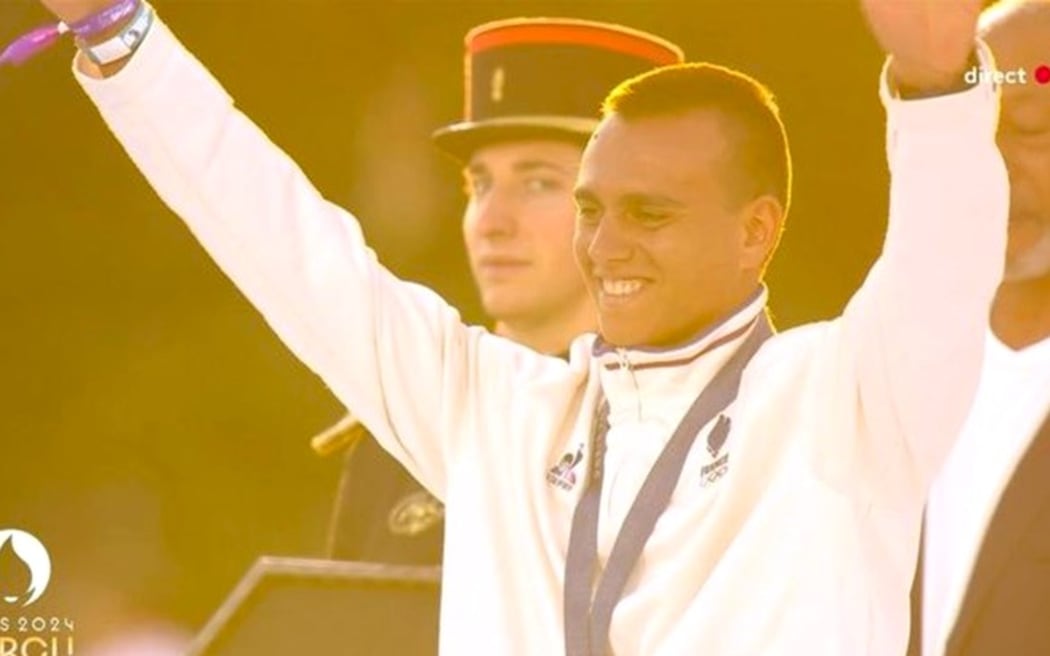 Olympics surf gold medallist Kauli Vaast made a Knight in the Legion of Honour – PHOTO screen capture France Televisions