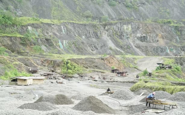 A small settlement has been built at the bottom of the Panguna mine. (ABC News: Natalie Whiting)