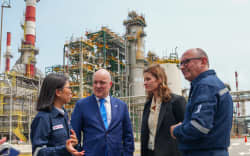 Christopher Luxon and Nicola Willis visit a Singapore refinery on 5 April 2026.