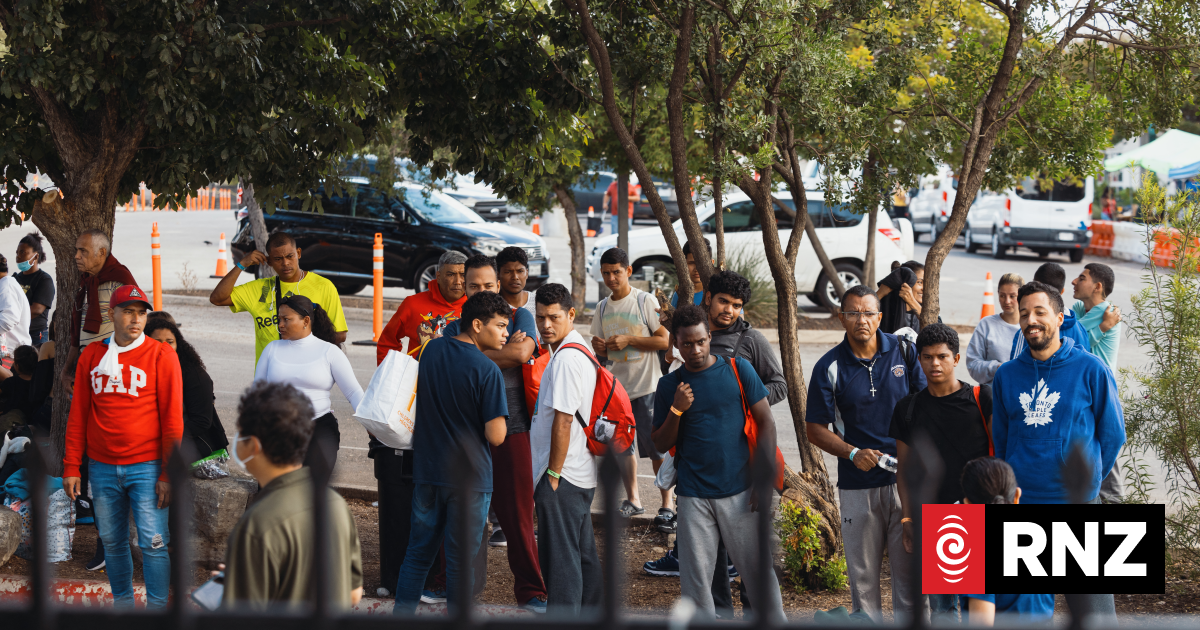 NYC mayor declares state of emergency amid migrant busing crisis | RNZ News