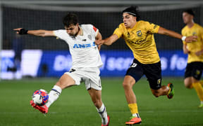 Auckland FC's Callan Elliot competes for possession with Miguel Di Pizo of the Central Coast Mariners during the A-League clash in Gosford,  December 12, 2025. (AAP Image/Dan Himbrechts / Photosport) NO ARCHIVING, EDITORIAL USE ONLY