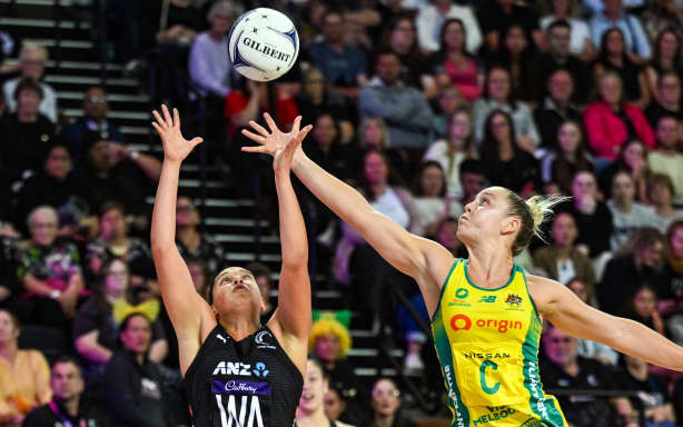 Claire O’Brien of New Zealand and Jamie-Lee Price of Australia.