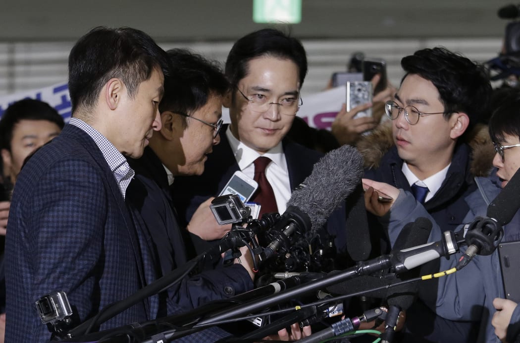 Samsung Electronics vice chairman Lee Jae-yong, centre, arrives to be questioned as a suspect in the  corruption scandal that led to the impeachment of President Park Geun-Hye, at the office of the independent counsel in Seoul, on 12 January, 2017.
