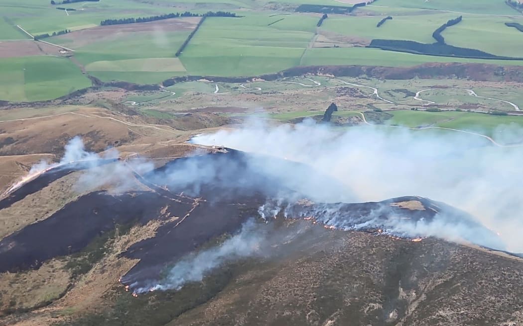 Southland scrub fire still burning as wind hampers firefighting efforts ...
