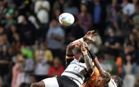 Australia and Fijian players fight for the ball during the rugby 7s final between Fiji and Australia at the 2022 Hong Kong Sevens.