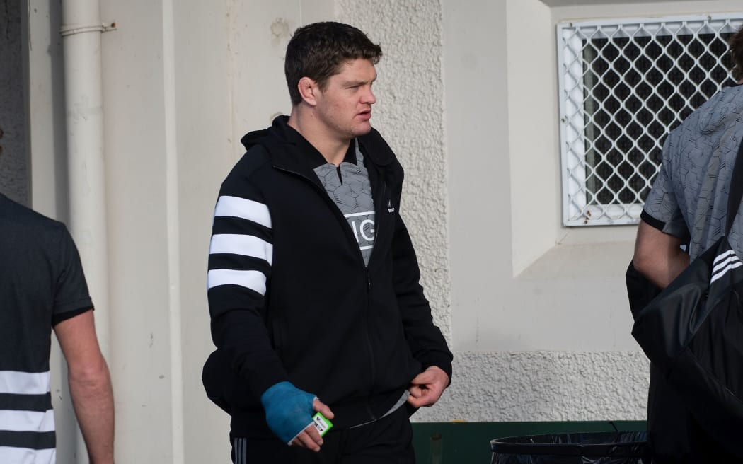 All Blacks Scott Barrett with his hand in a cast as he arrives for an All Blacks training 2019.