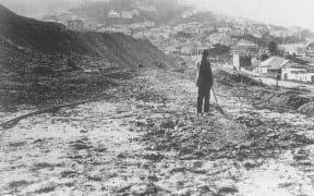 More than 100 police and up to 40 relief workers shifted an estimated 2000 tons of rock and soil before Symons' body was found in spoils of excavations for the construction of Mt Victoria Tunnel.