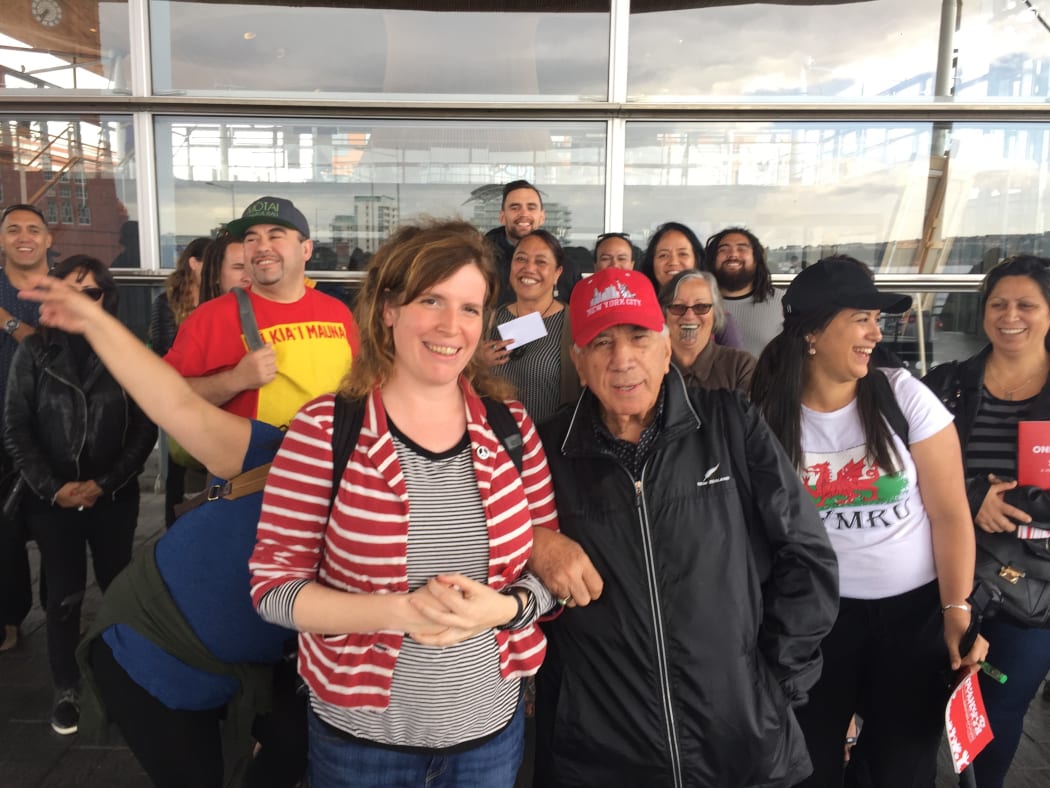 Dr Timoti Kāretu (wearing red cap) with
Welsh language expert Dr Sioned Haf and Te Panekiretanga o te Reo graduates in Wales.