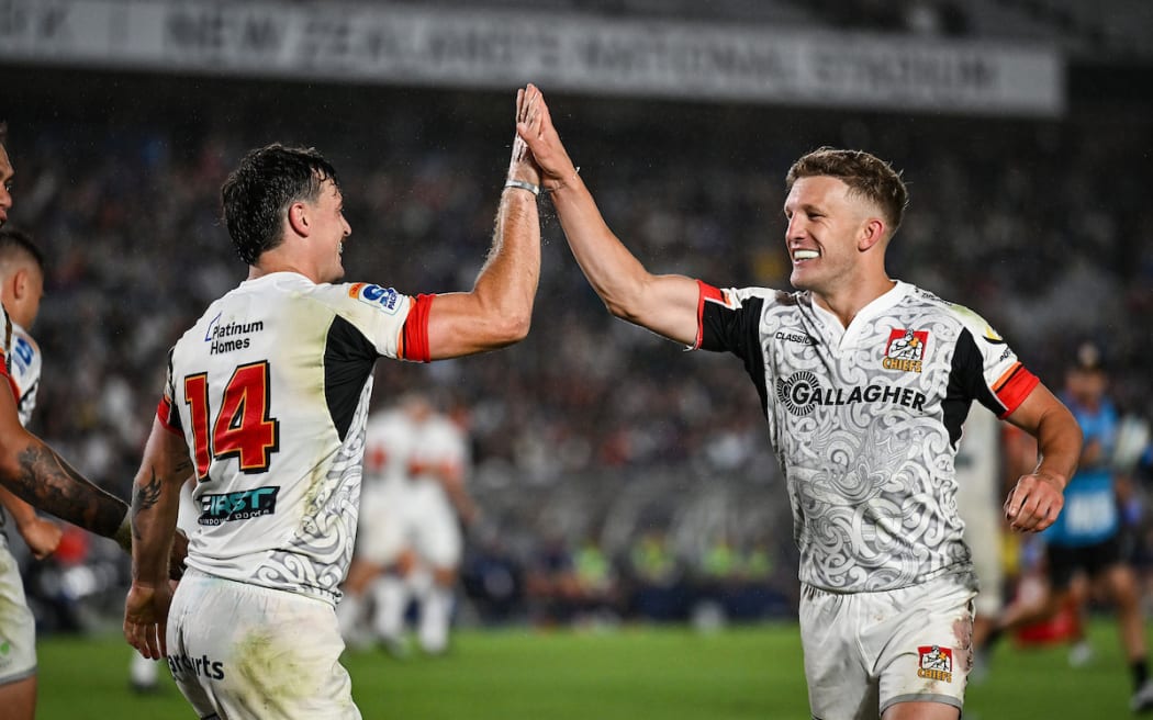 Leroy Carter of the Chiefs celebrates his try with Damian McKenzie.