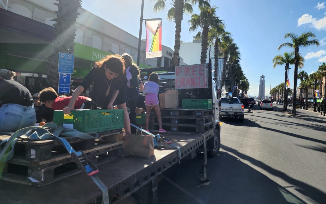 Free oranges being distributed from a truck on Gisborne's main street.