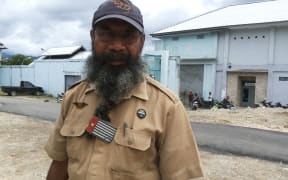 Filep Karma while incarcerated at the Abepura prison in Jayapura in December 2014. His supporters released his book on Indonesian racism in West Papua on December 1, 2014. © 2014 Andreas Harsono/Human Rights Watch