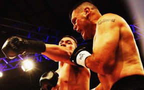 The New Zealand heavyweight Joseph Parker beats Kali Meehan with a third round TKO.